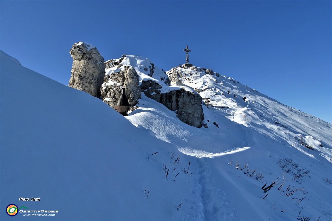 51 In cresta di vetta verso la cima del Resegone...gelo con vento freddo!.JPG
